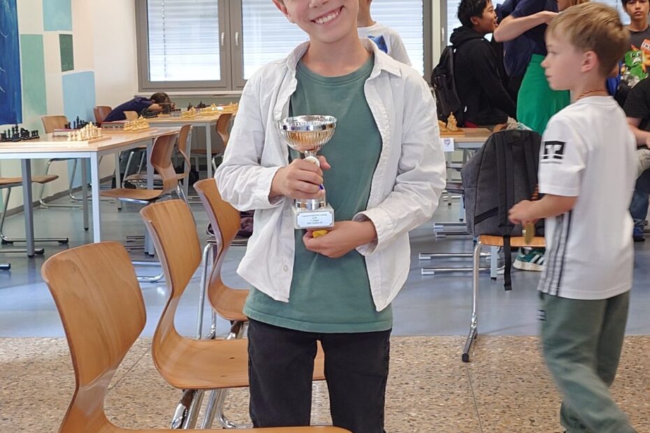 Samuel Bauer hält lächelnd den Siegerpokal des ABC-Turniers beim Jugend-Grand-Prix in Landau