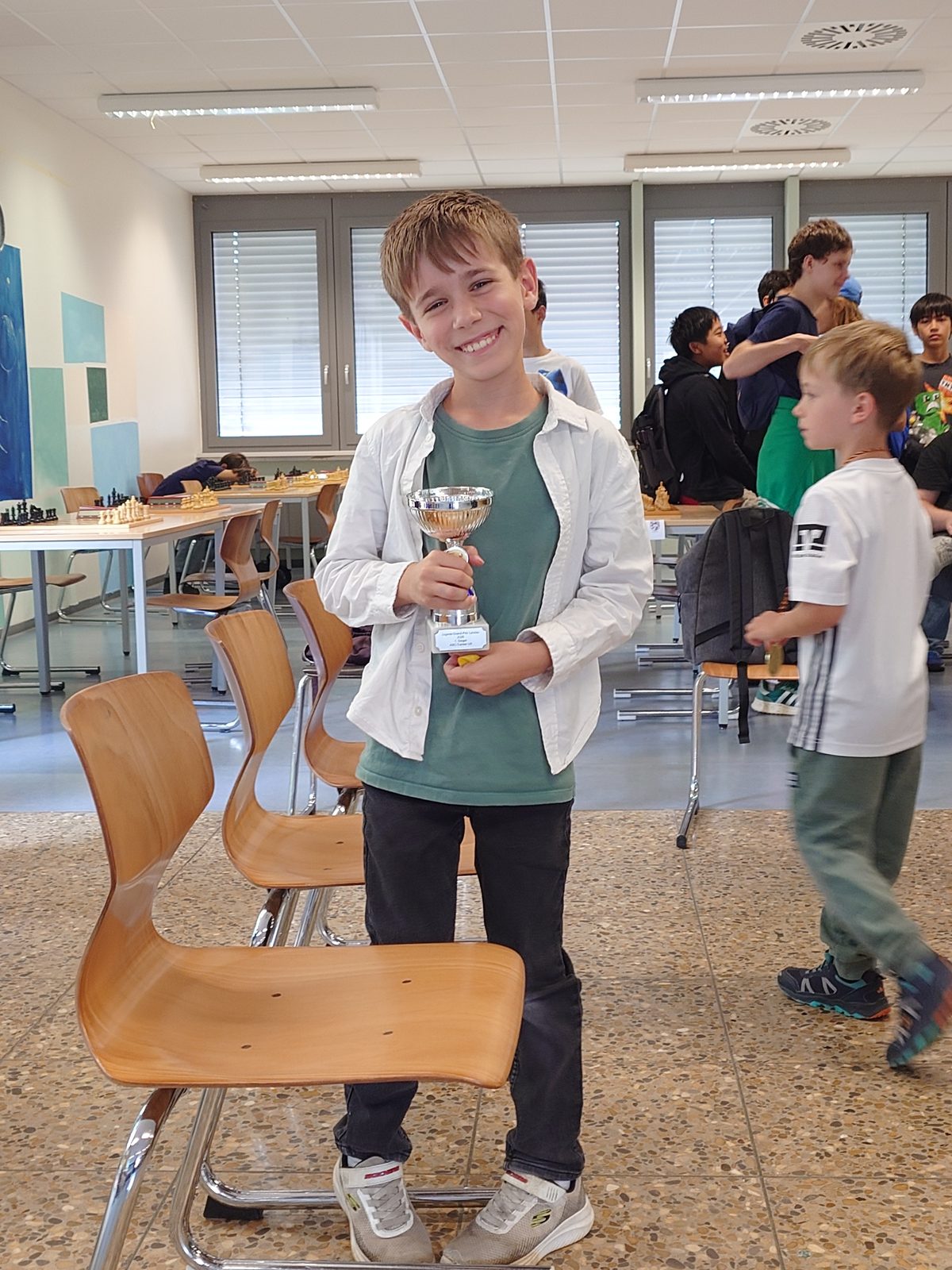 Samuel Bauer hält lächelnd den Siegerpokal des ABC-Turniers beim Jugend-Grand-Prix in Landau